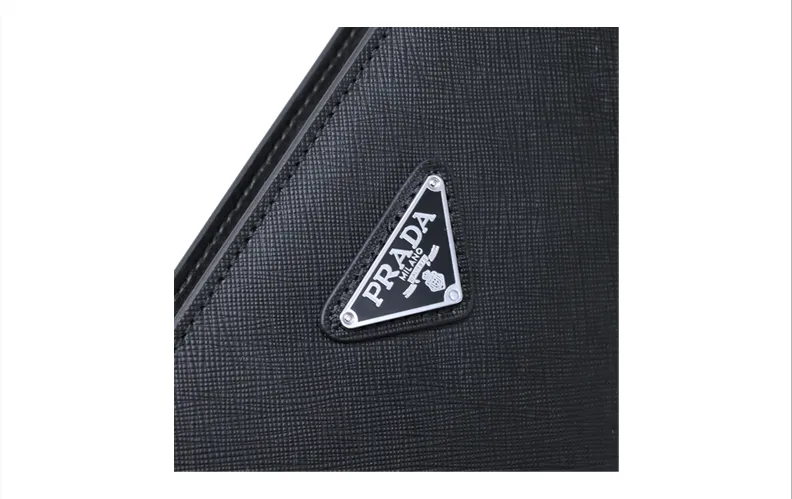 【2026】【PRADA  公式 旗艦店】プラダ   クラッチバッグ   当日出荷 好評に付き再入荷！  黒 27*17*6 CM