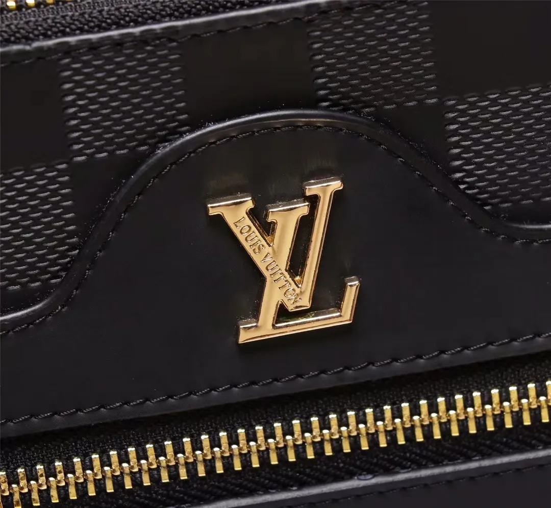【2026】【 LOUIS VUITTON公式 旗艦店】ルイヴィトン    クラッチバッグ  当日出荷 好評に付き再入荷！黒 28*18*1CM