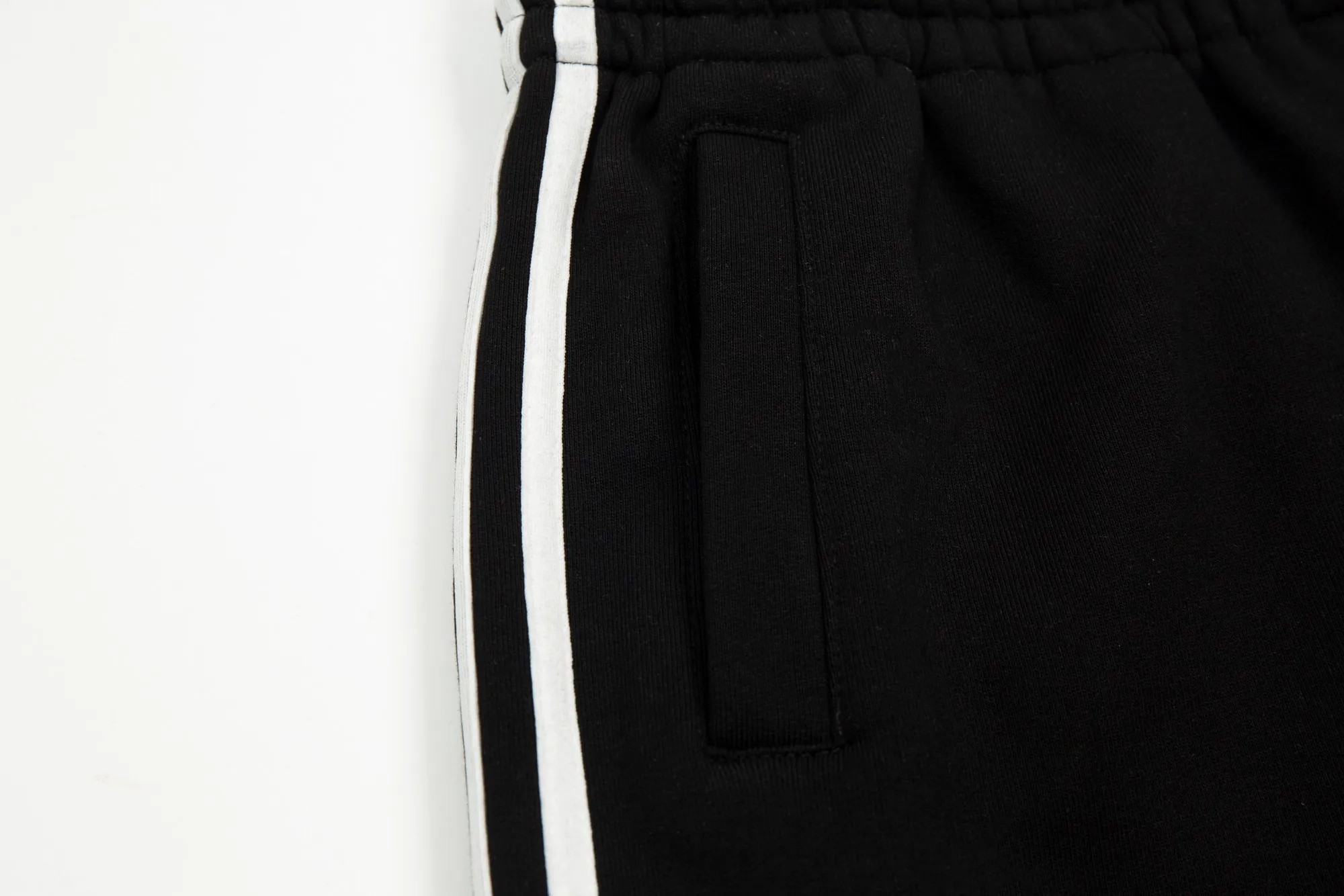 【2026】【BALENCIAGA  公式旗艦店】バレンシアガ     ショートパンツ  ご好評に付き再入荷！