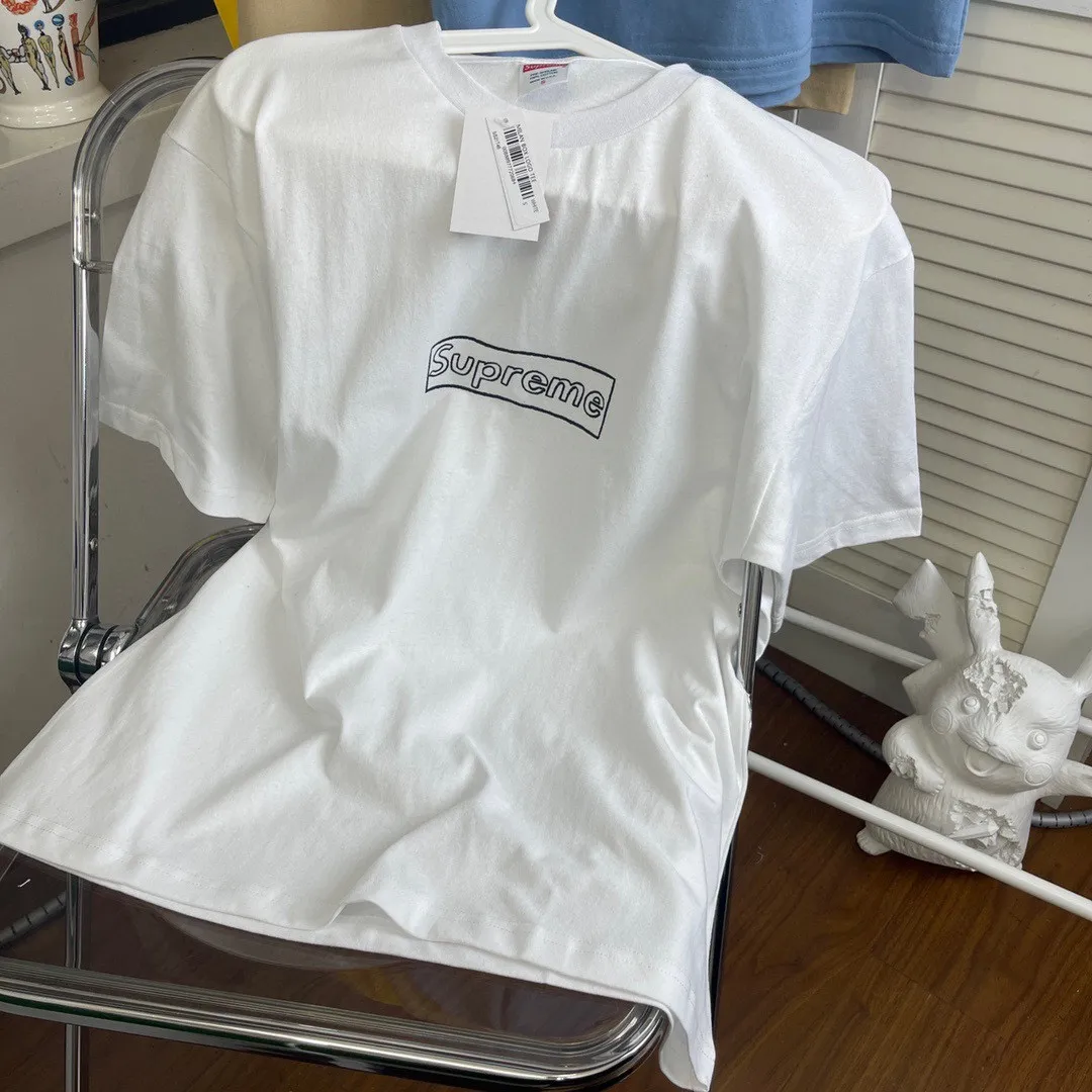 【2026】シュプリームSupreme 21ss Week 18 × KAWS 連名 チョーク LOGO クレヨン スケッチ レター ボックス ロゴ 半袖 Tシャツ