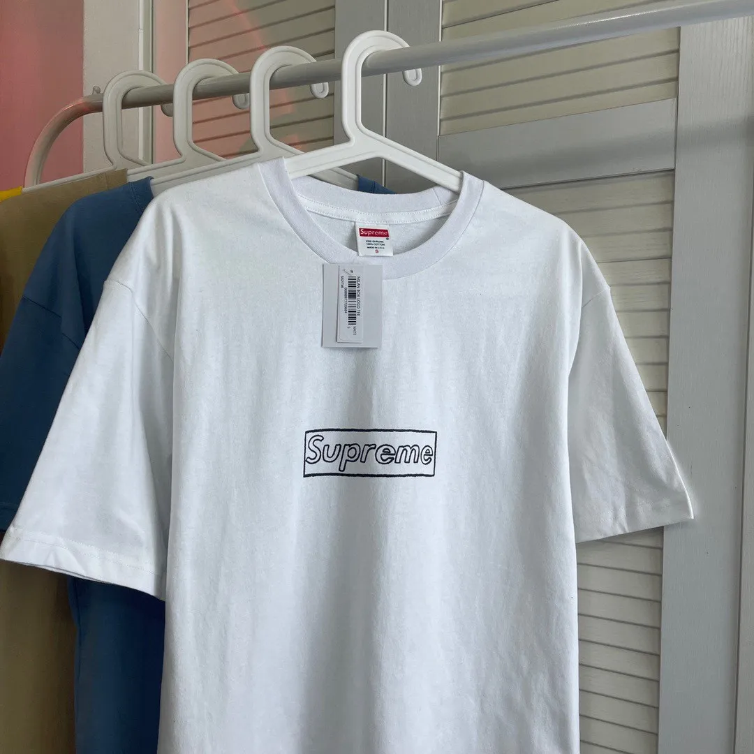 【2026】シュプリームSupreme 21ss Week 18 × KAWS 連名 チョーク LOGO クレヨン スケッチ レター ボックス ロゴ 半袖 Tシャツ