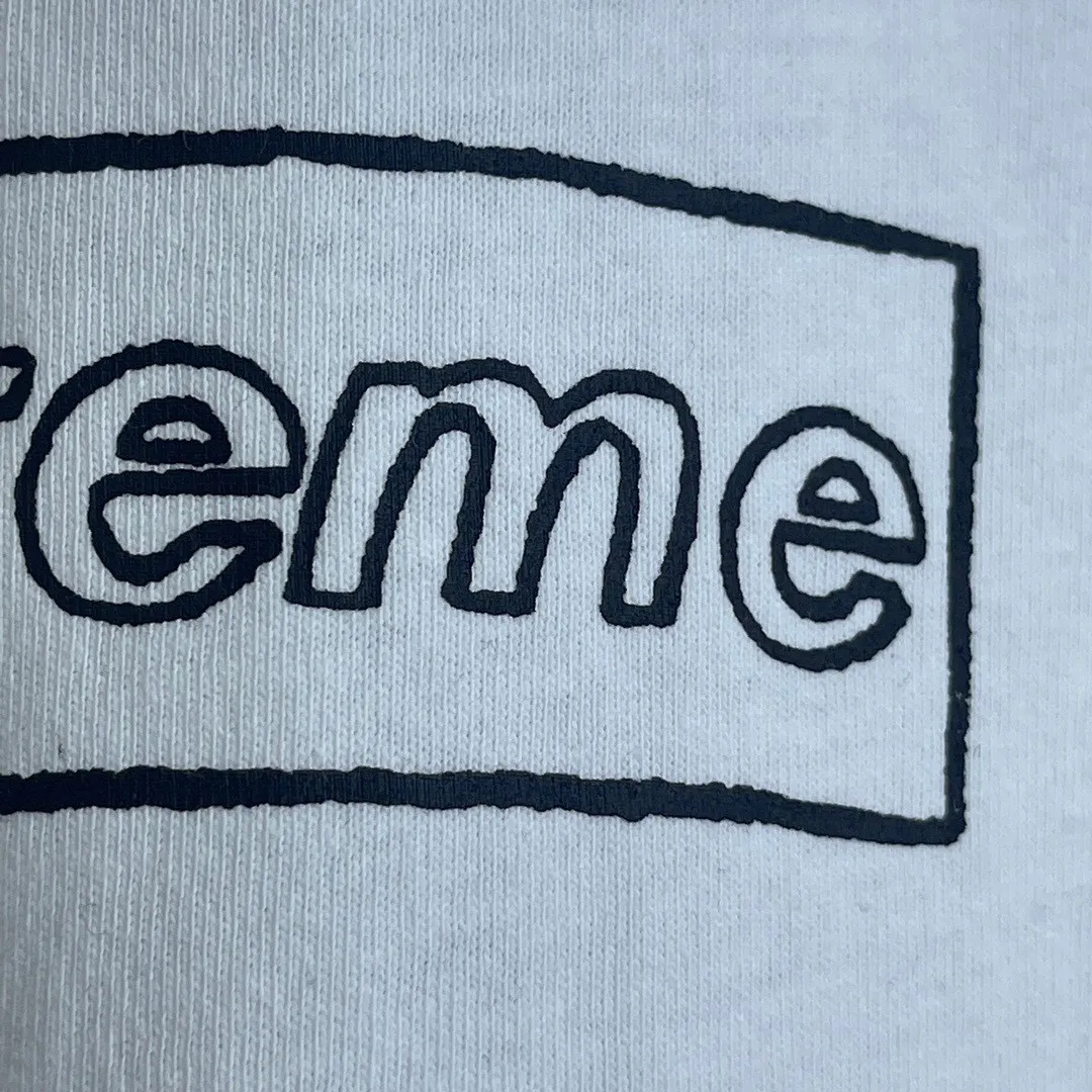 【2026】シュプリームSupreme 21ss Week 18 × KAWS 連名 チョーク LOGO クレヨン スケッチ レター ボックス ロゴ 半袖 Tシャツ
