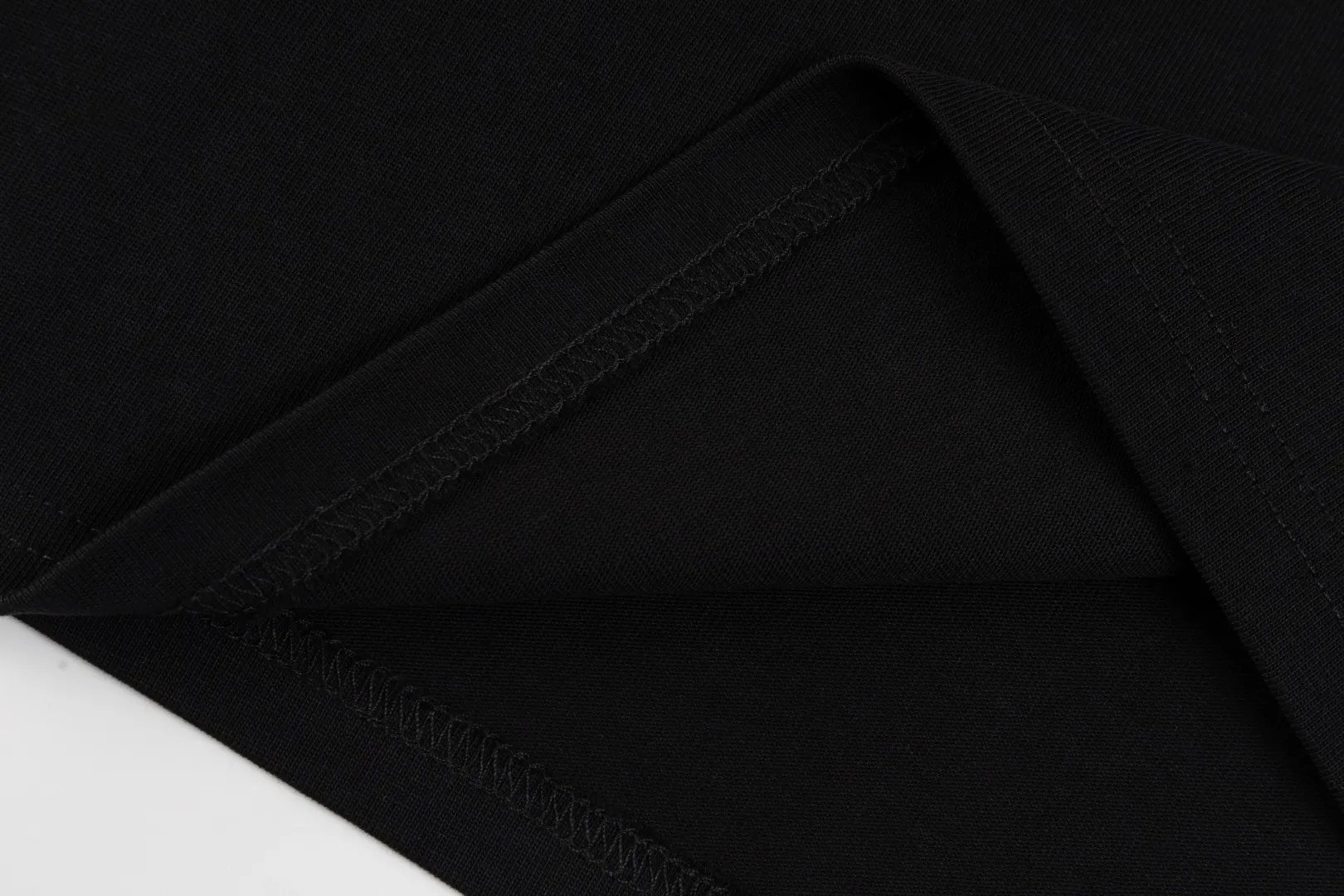 【GUCCI 公式旗艦店】クッチ   Tシャツ ご好評に付き再入荷！ 250214