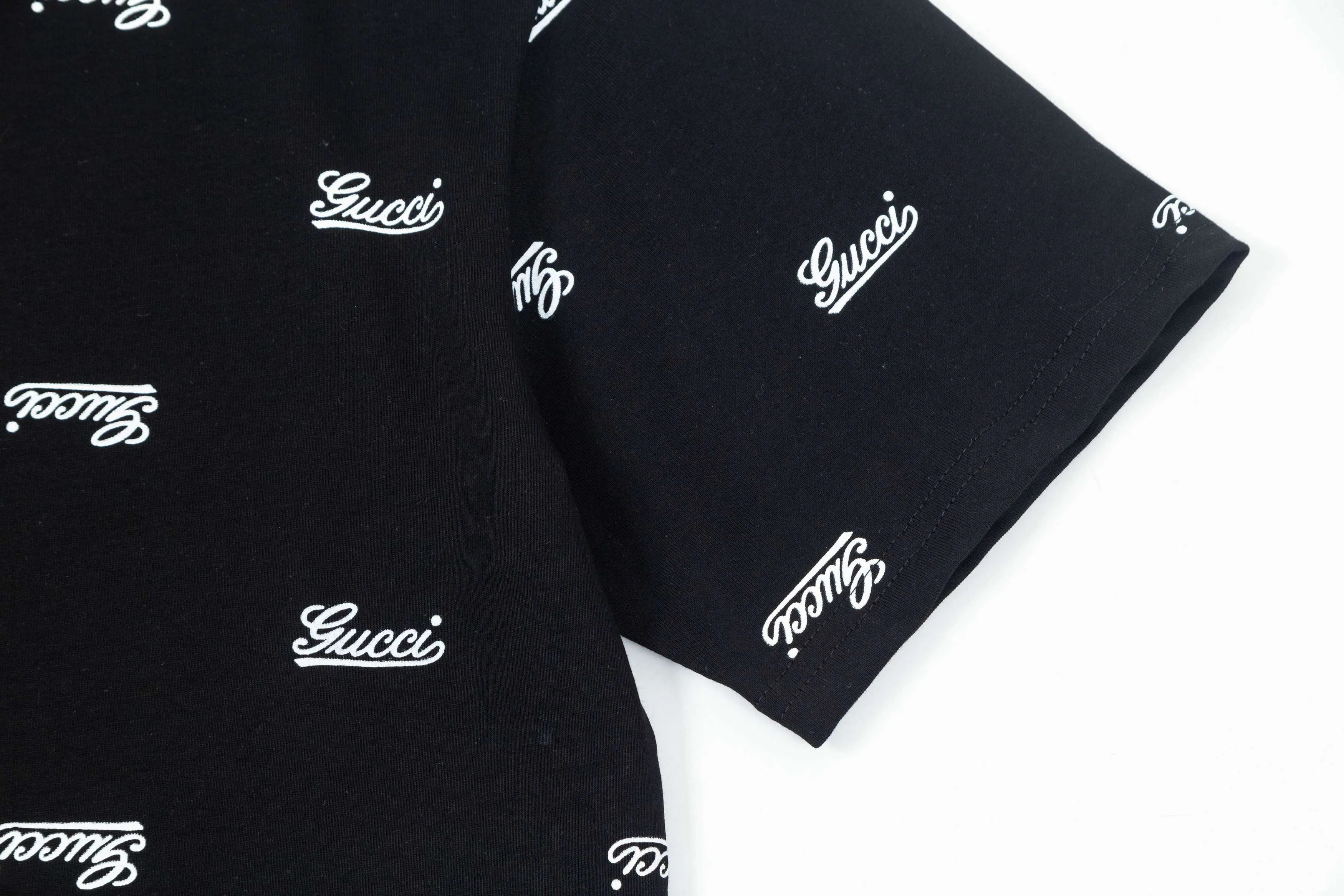 【GUCCI 公式旗艦店】クッチ   Tシャツ ご好評に付き再入荷！ 250214