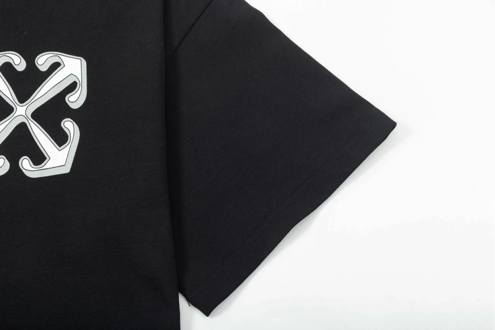 【OFF-WHITE  公式旗艦店】オフホワイト   Tシャツ  ご好評に付き再入荷！250215