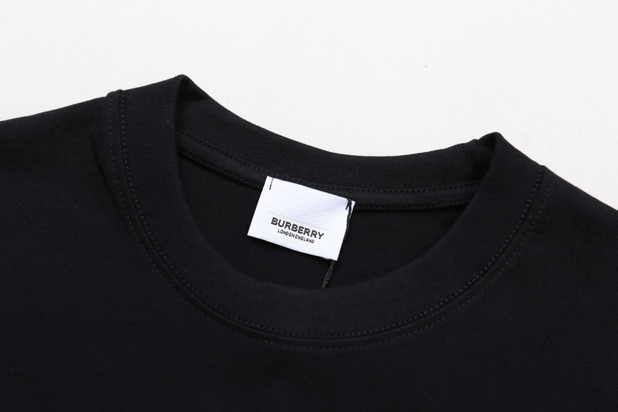 【BURBERRY  公式旗艦店】バーバリー  Tシャツ ご好評に付き再入荷 250211