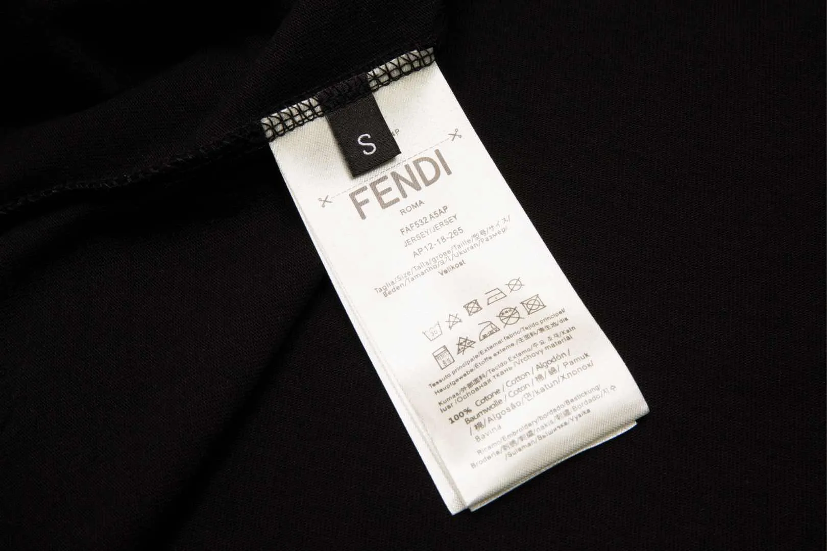【FENDI公式旗艦店】フェンディ  Tシャツ ご好評に付き再入荷！ 250214