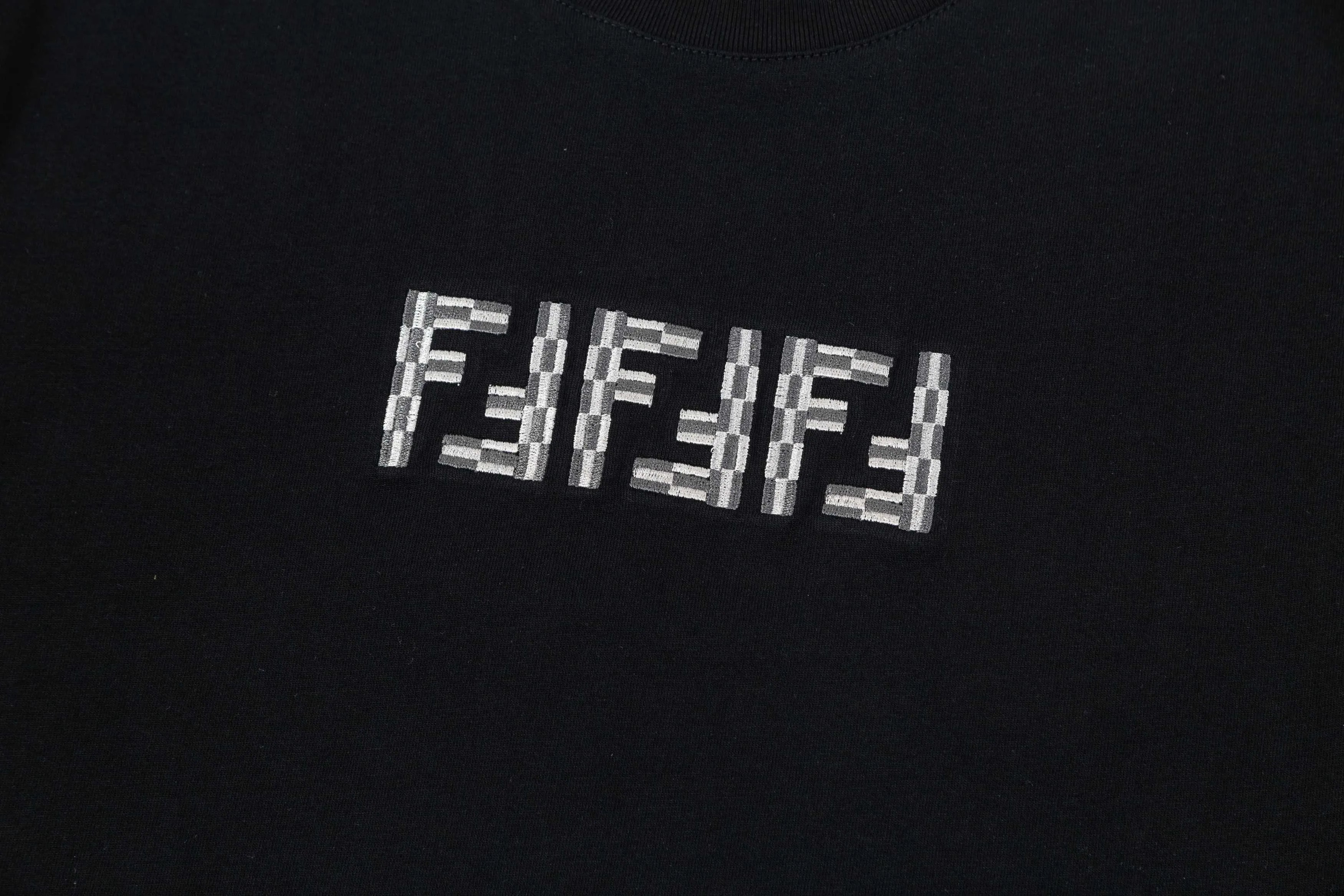 【FENDI公式旗艦店】フェンディ  Tシャツ ご好評に付き再入荷！ 250214