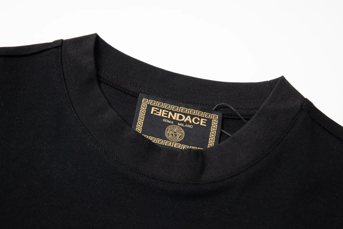 【VERSACE  公式旗艦店】ヴェルサーチ  Tシャツ ご好評に付き再入荷！250218