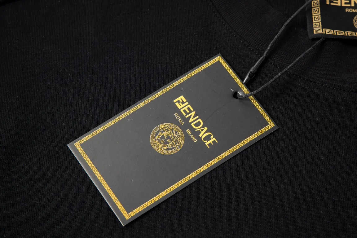 【VERSACE  公式旗艦店】ヴェルサーチ  Tシャツ ご好評に付き再入荷！250218