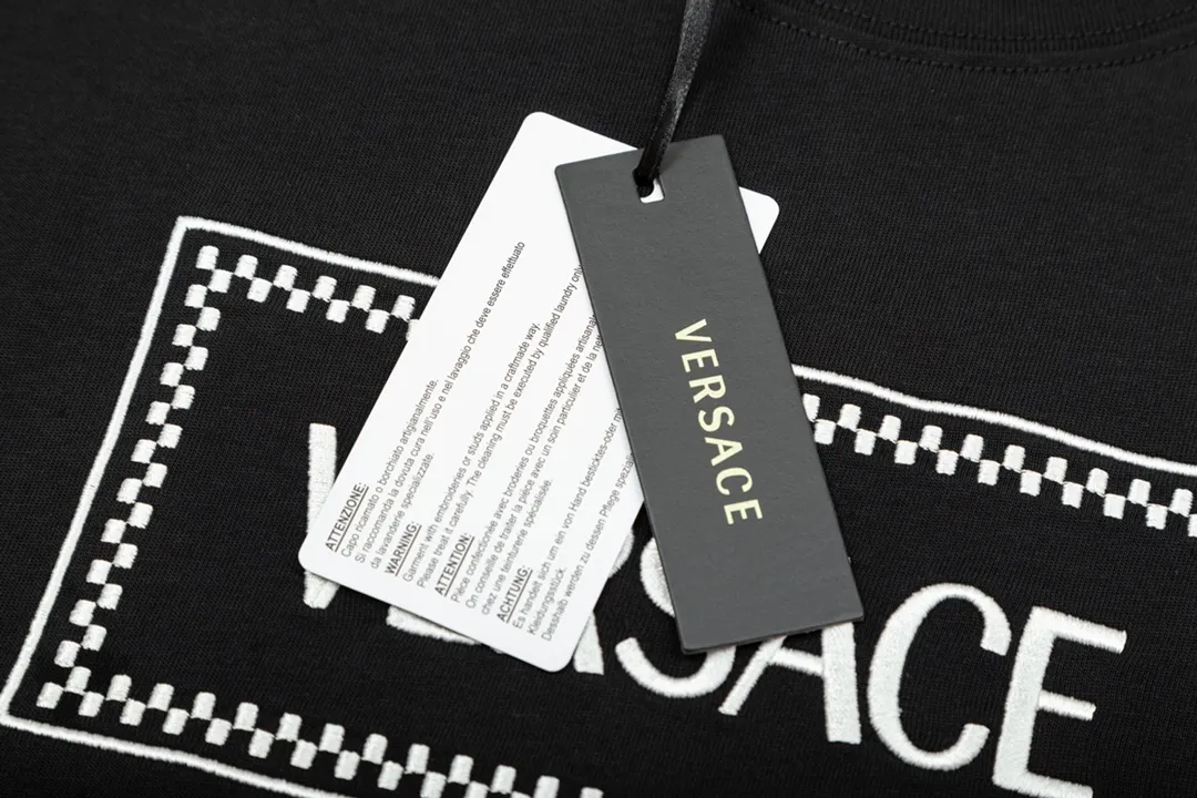 【VERSACE  公式旗艦店】ヴェルサーチ  Tシャツ ご好評に付き再入荷！250218