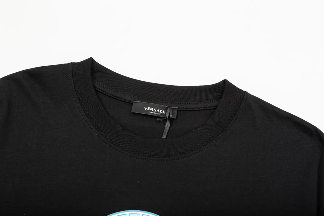 【VERSACE  公式旗艦店】ヴェルサーチ  Tシャツ ご好評に付き再入荷！250218