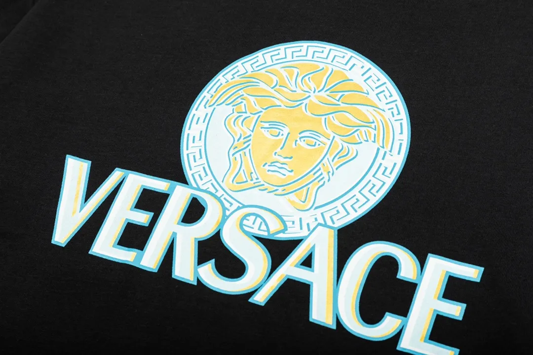 【VERSACE  公式旗艦店】ヴェルサーチ  Tシャツ ご好評に付き再入荷！250218