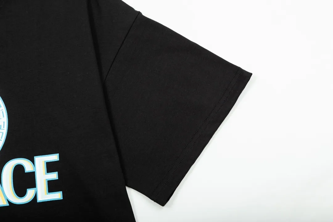 【VERSACE  公式旗艦店】ヴェルサーチ  Tシャツ ご好評に付き再入荷！250218