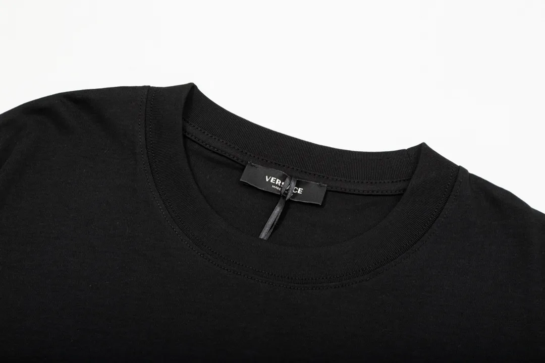 【VERSACE  公式旗艦店】ヴェルサーチ  Tシャツ ご好評に付き再入荷！250218