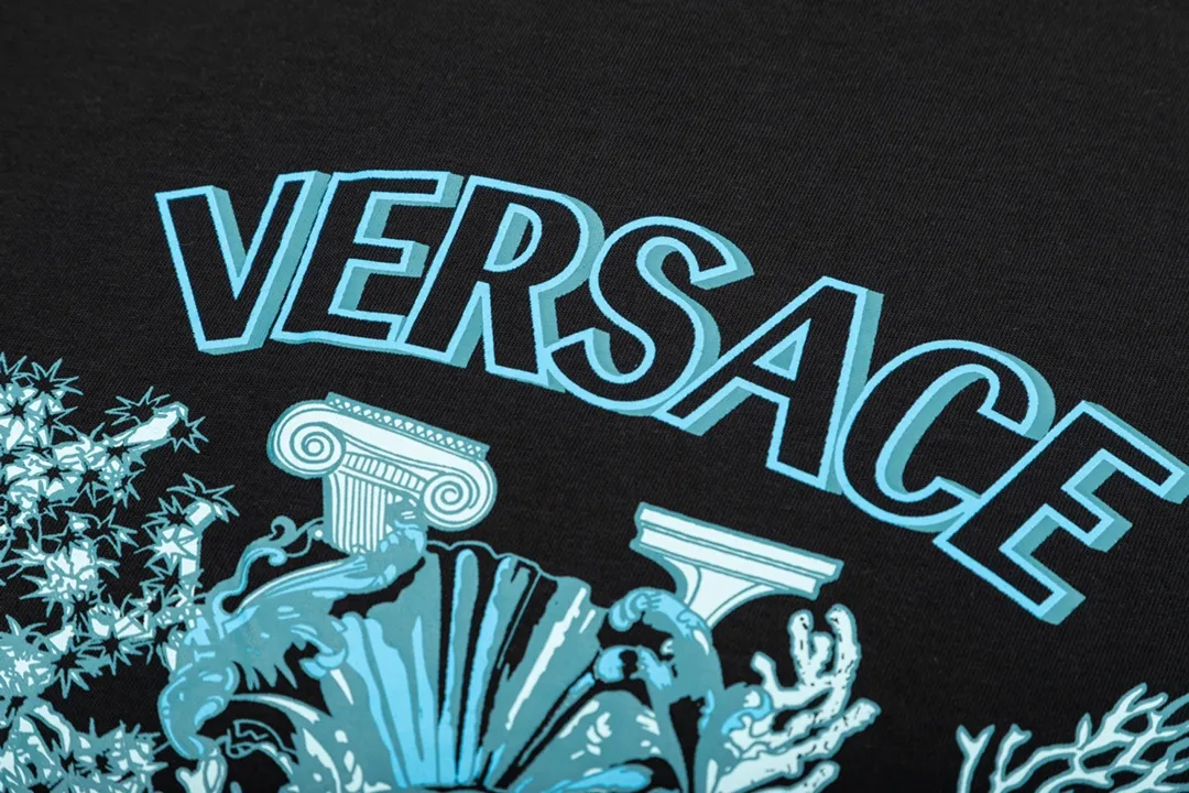 【VERSACE  公式旗艦店】ヴェルサーチ  Tシャツ ご好評に付き再入荷！250218