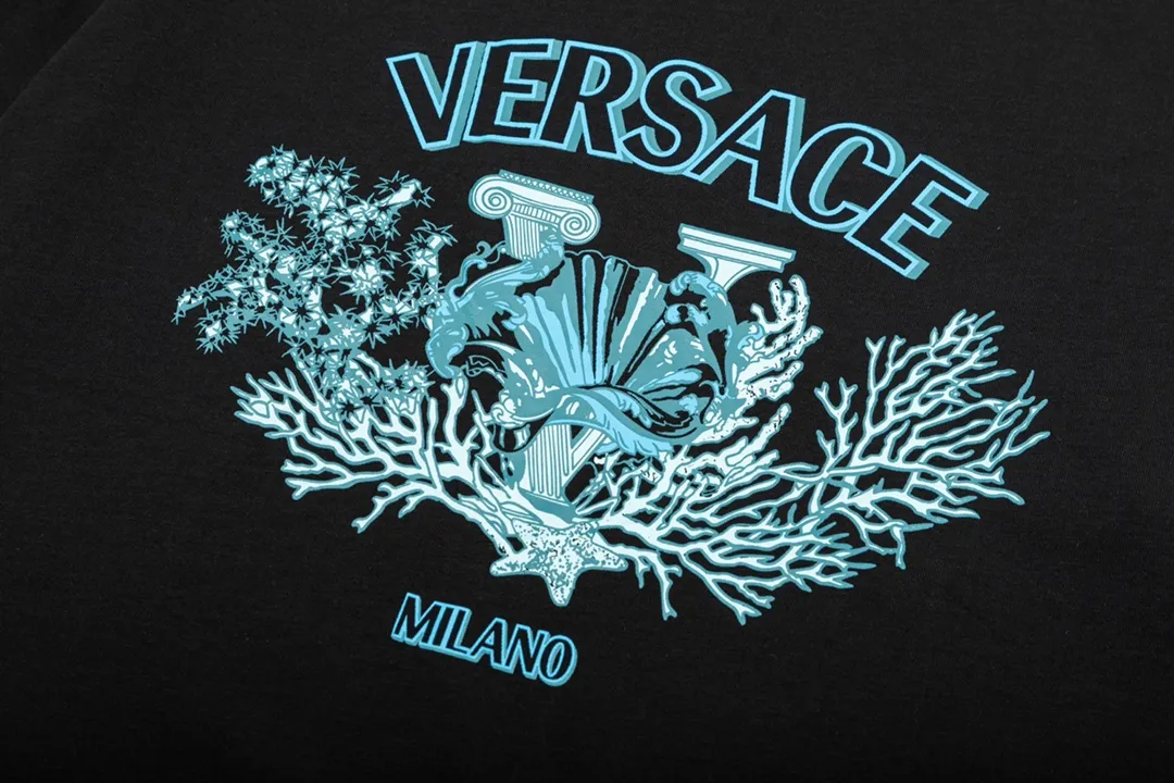 【VERSACE  公式旗艦店】ヴェルサーチ  Tシャツ ご好評に付き再入荷！250218