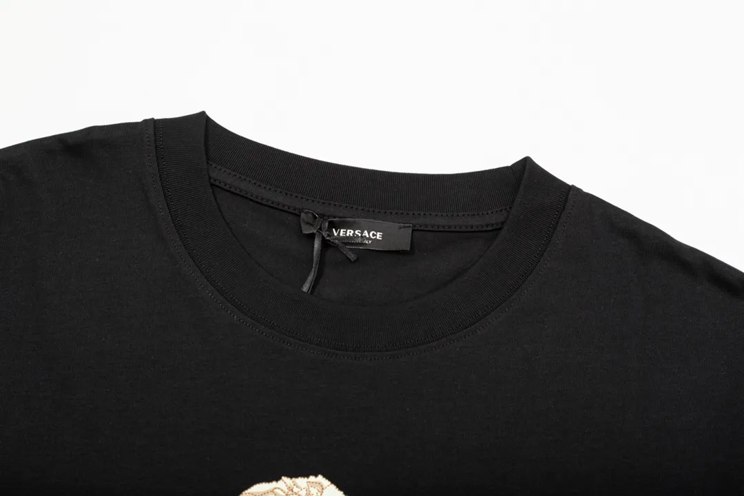 【VERSACE  公式旗艦店】ヴェルサーチ  Tシャツ ご好評に付き再入荷！250218