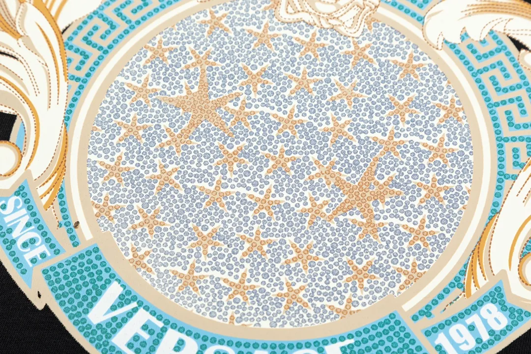 【VERSACE  公式旗艦店】ヴェルサーチ  Tシャツ ご好評に付き再入荷！250218