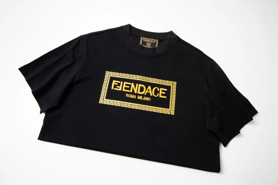 【VERSACE  公式旗艦店】ヴェルサーチ  Tシャツ ご好評に付き再入荷！