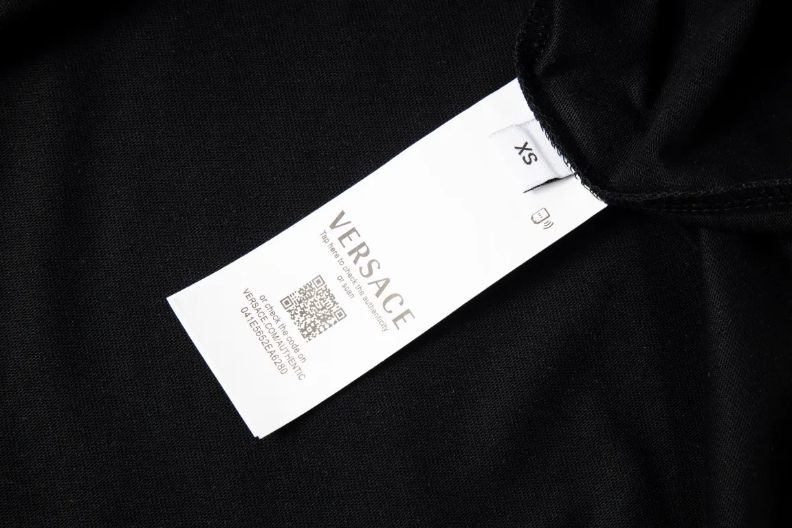 【VERSACE  公式旗艦店】ヴェルサーチ  Tシャツ ご好評に付き再入荷！