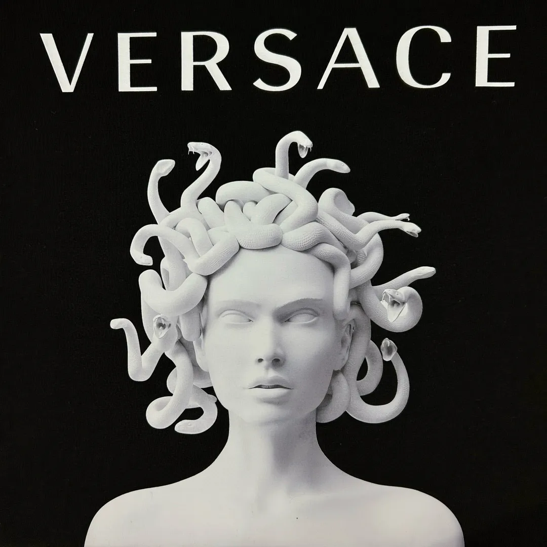 【VERSACE  公式旗艦店】ヴェルサーチ  Tシャツ ご好評に付き再入荷！