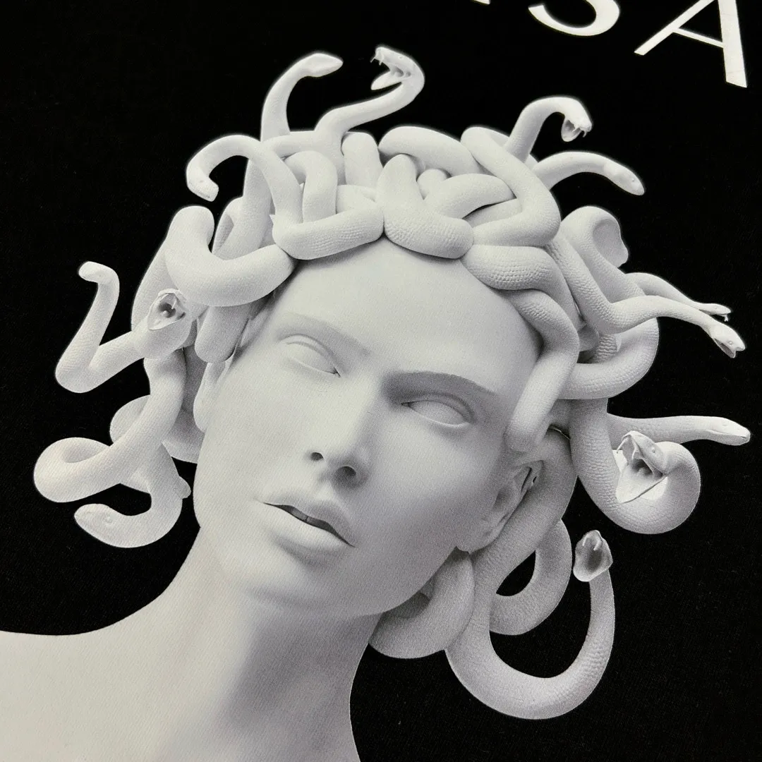 【VERSACE  公式旗艦店】ヴェルサーチ  Tシャツ ご好評に付き再入荷！