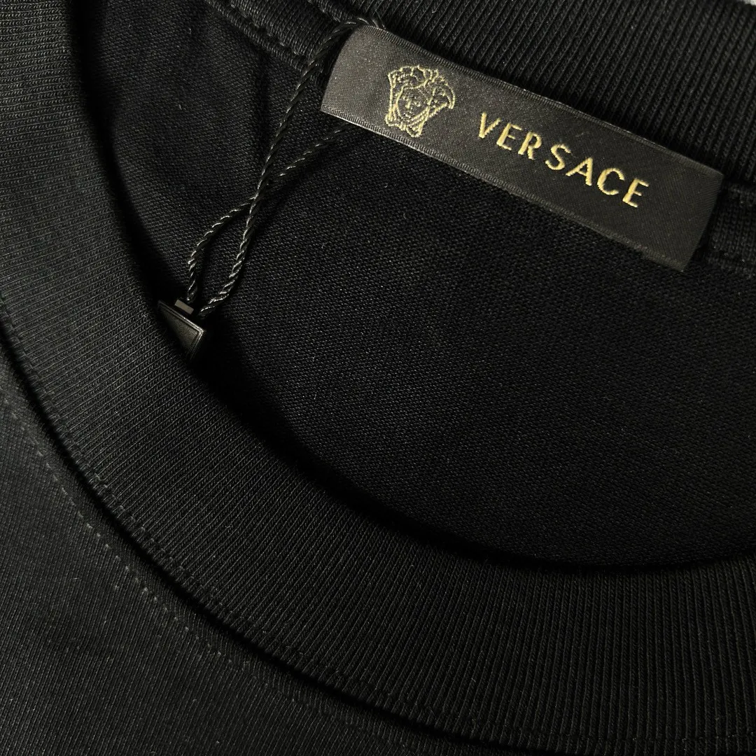 【VERSACE  公式旗艦店】ヴェルサーチ  Tシャツ ご好評に付き再入荷！