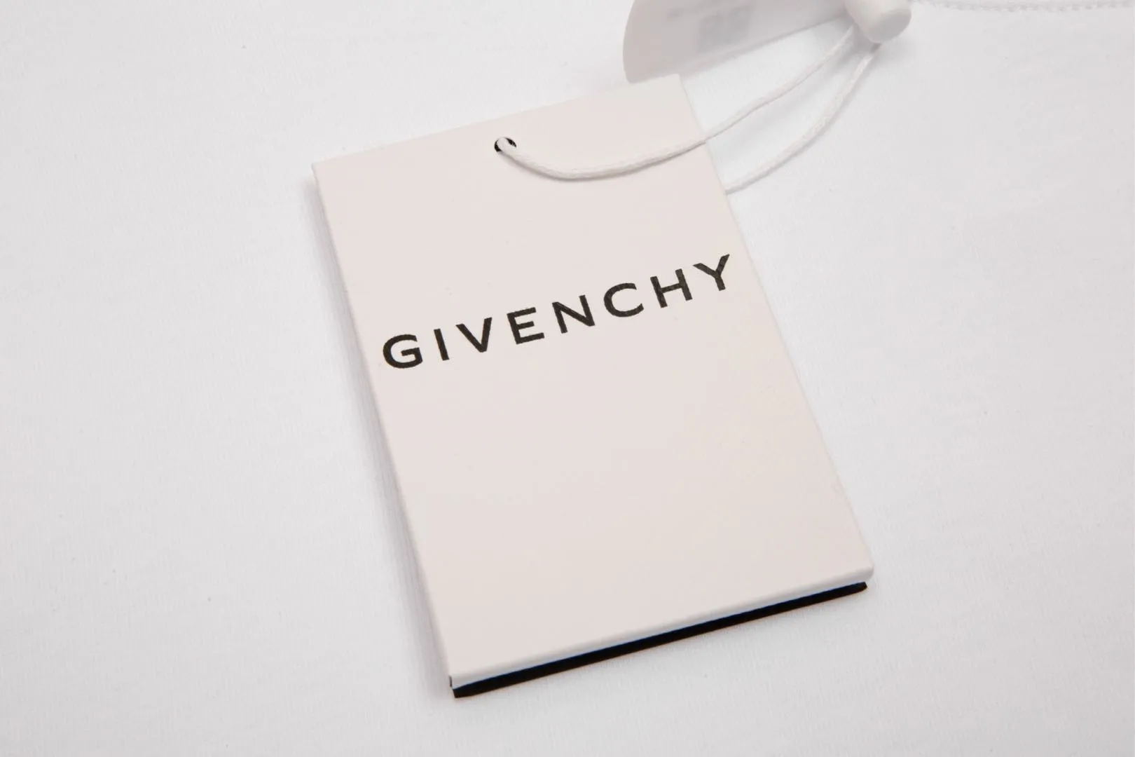【GIVENCHY   公式旗艦店】 ジバンシー   Tシャツ ご好評に付き再入荷！ 250215