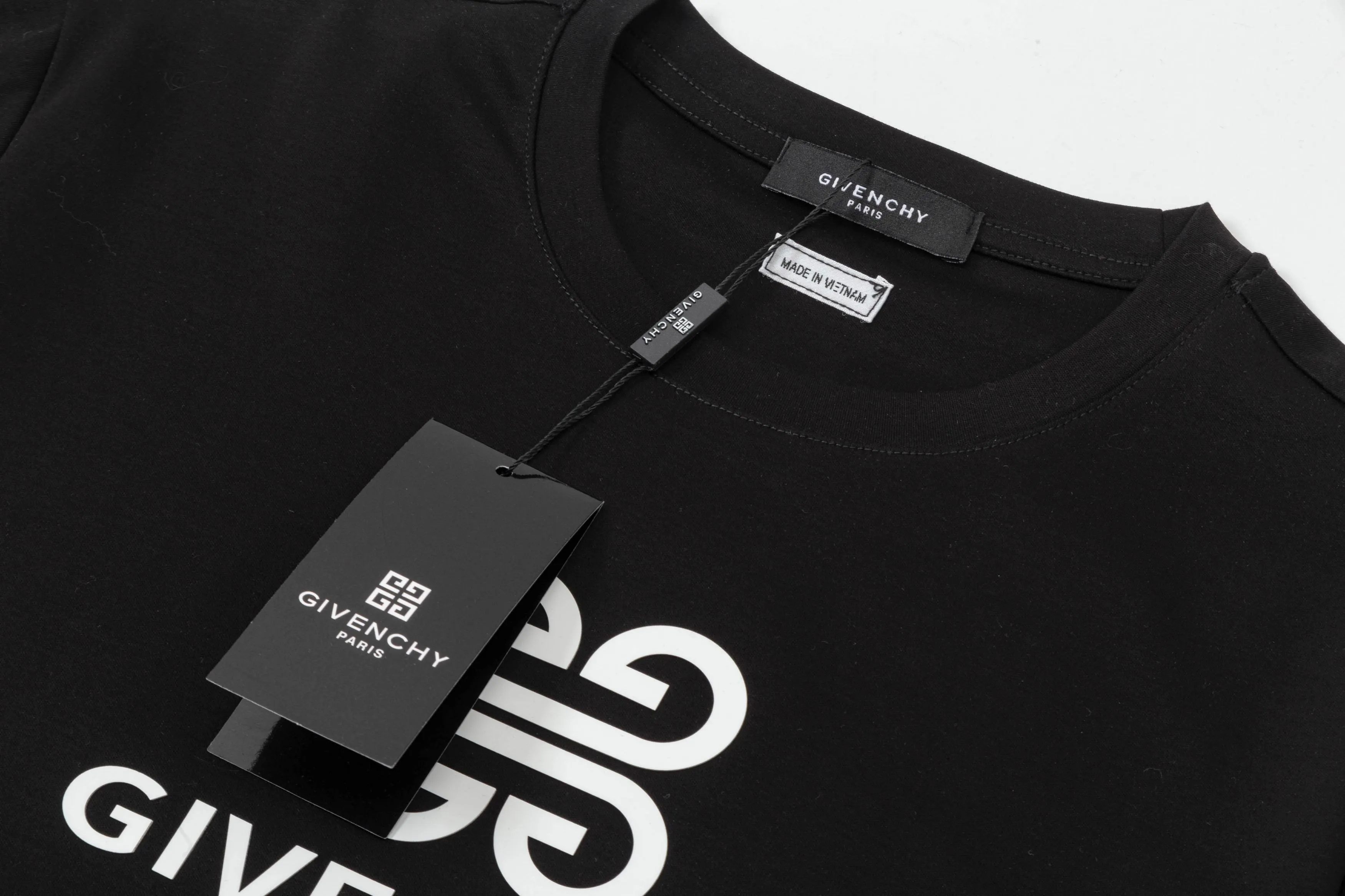 【GIVENCHY   公式旗艦店】 ジバンシー   Tシャツ ご好評に付き再入荷！ 250215