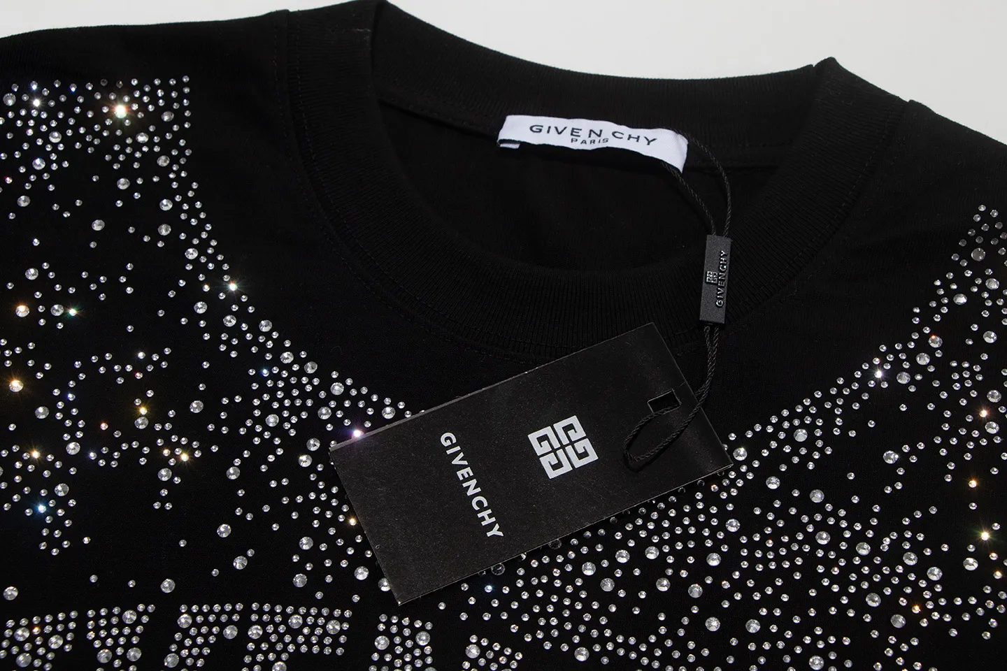 【GIVENCHY   公式旗艦店】 ジバンシー   Tシャツ ご好評に付き再入荷！ 250215