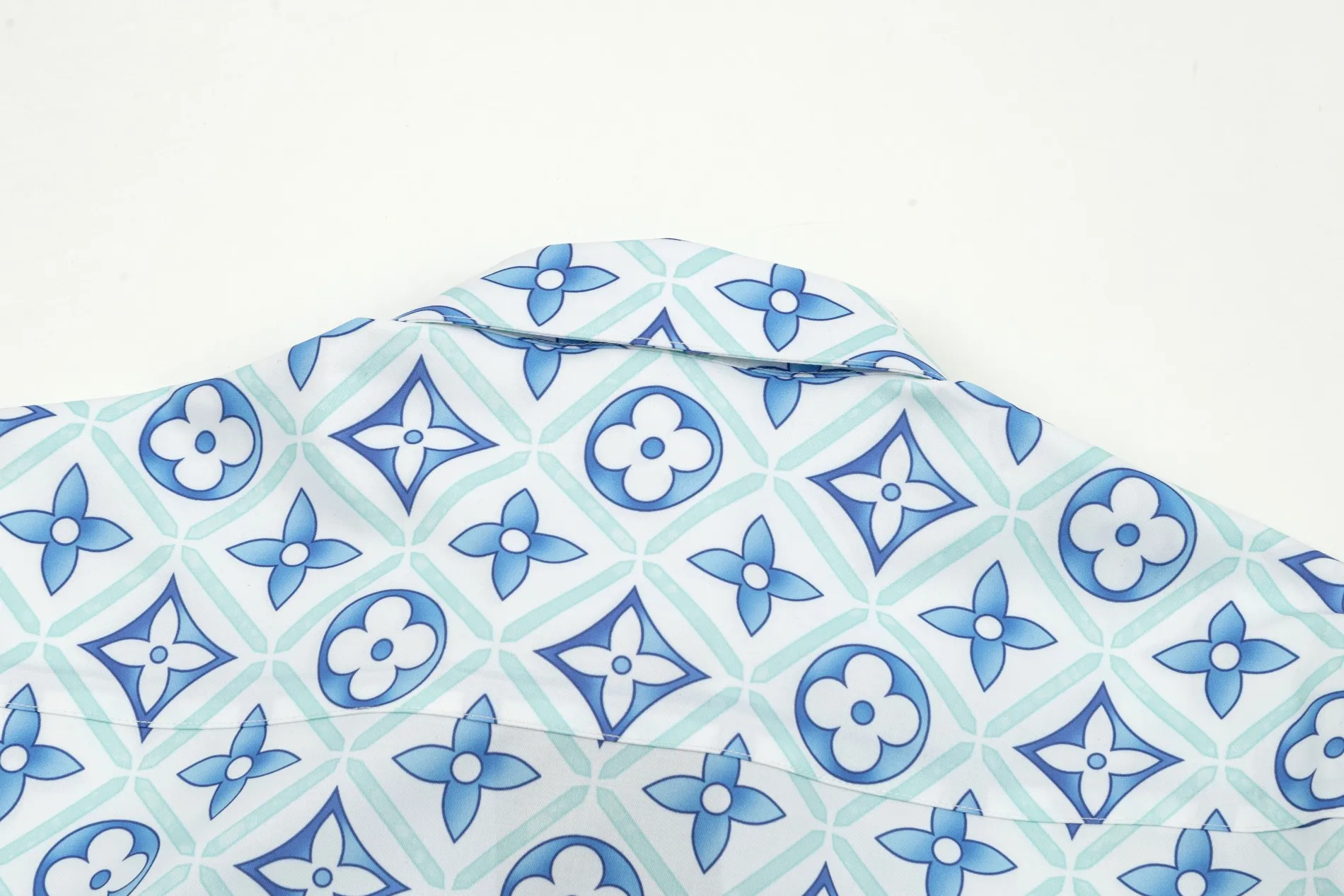【LOUIS VUITTON 公式旗艦店】ルイヴィトン  シャツ  ご好評に付き再入荷 240803