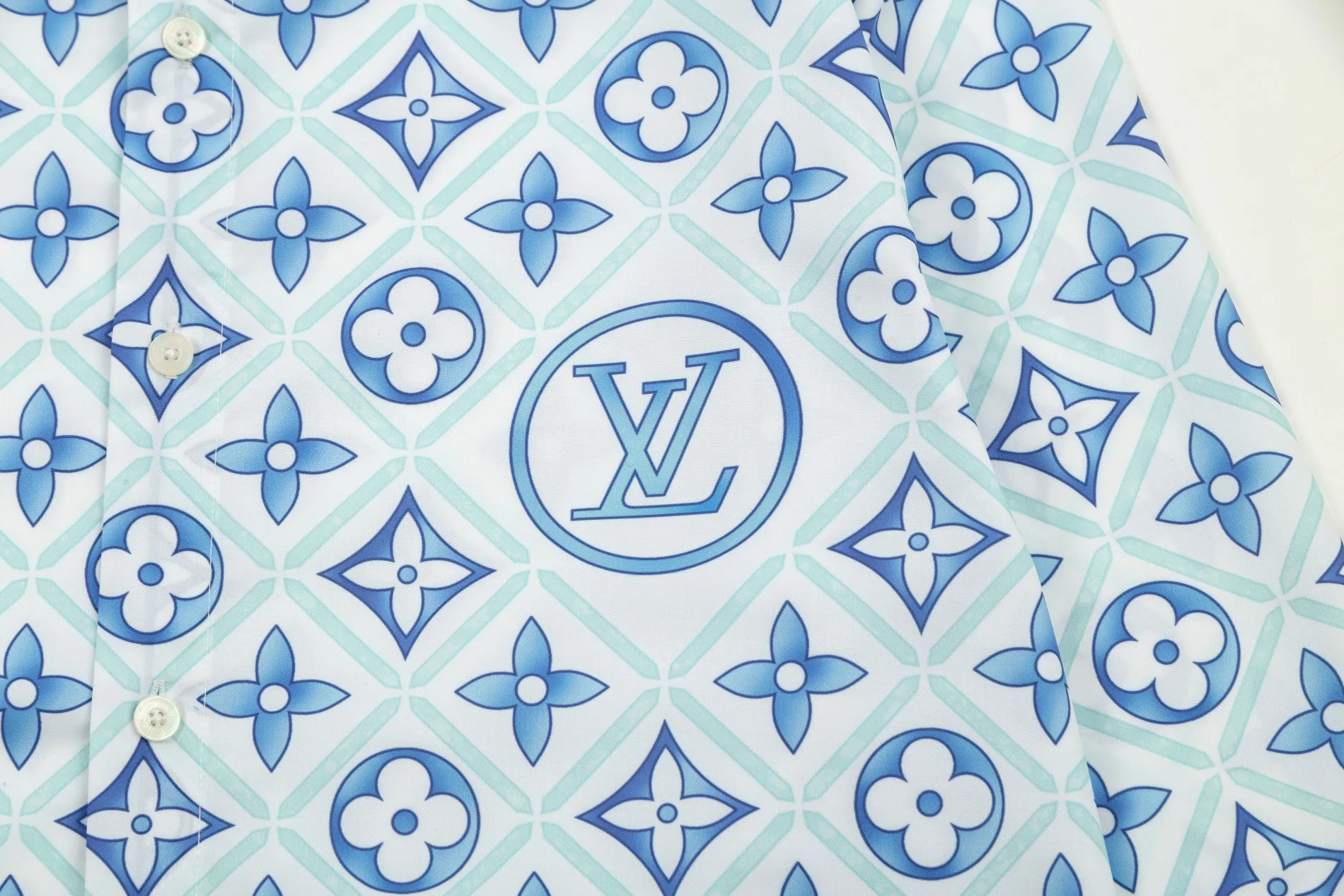 【LOUIS VUITTON 公式旗艦店】ルイヴィトン  シャツ  ご好評に付き再入荷 240803