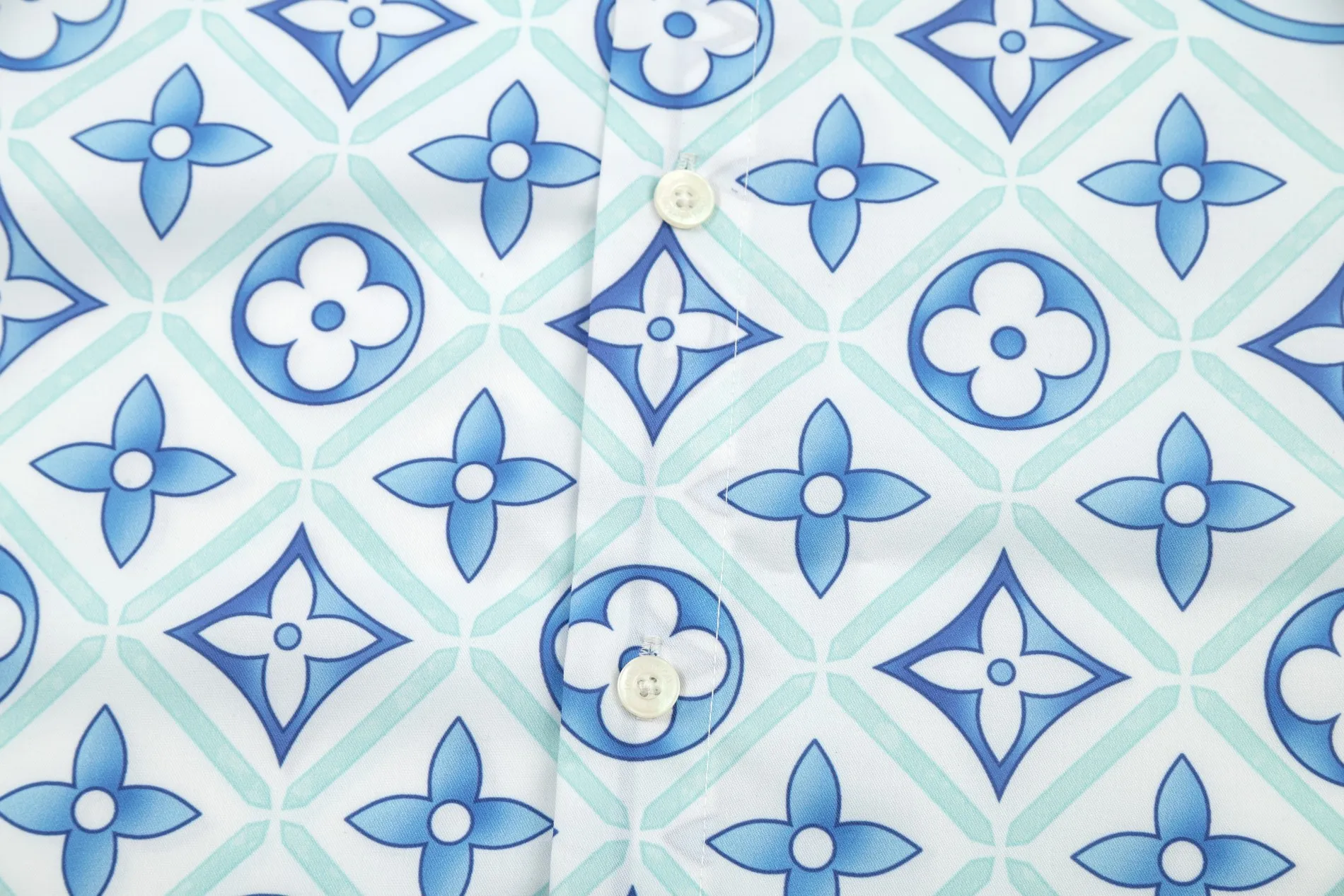 【LOUIS VUITTON 公式旗艦店】ルイヴィトン  シャツ  ご好評に付き再入荷 240803
