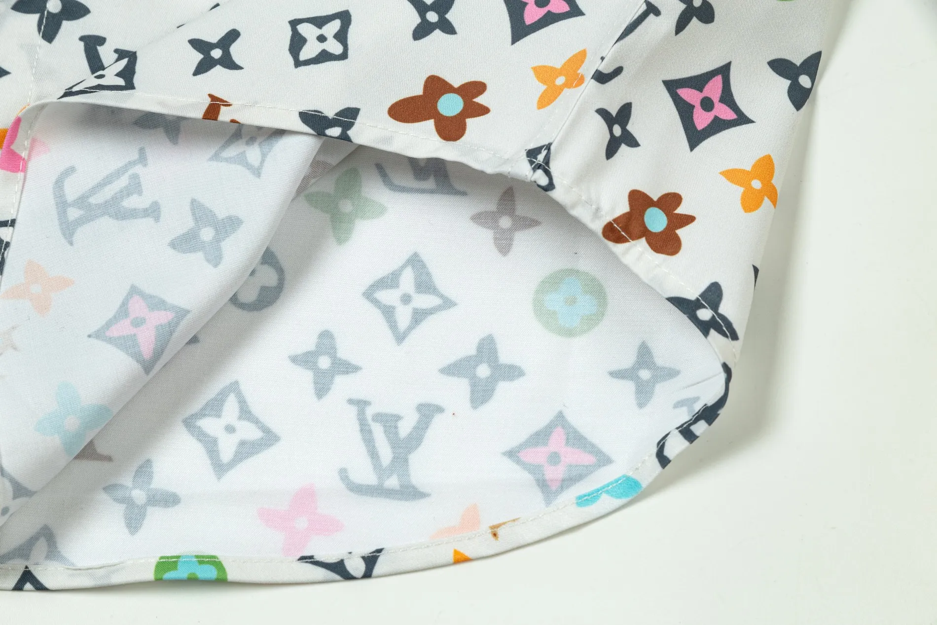 【LOUIS VUITTON 公式旗艦店】ルイヴィトン  シャツ  ご好評に付き再入荷 240715