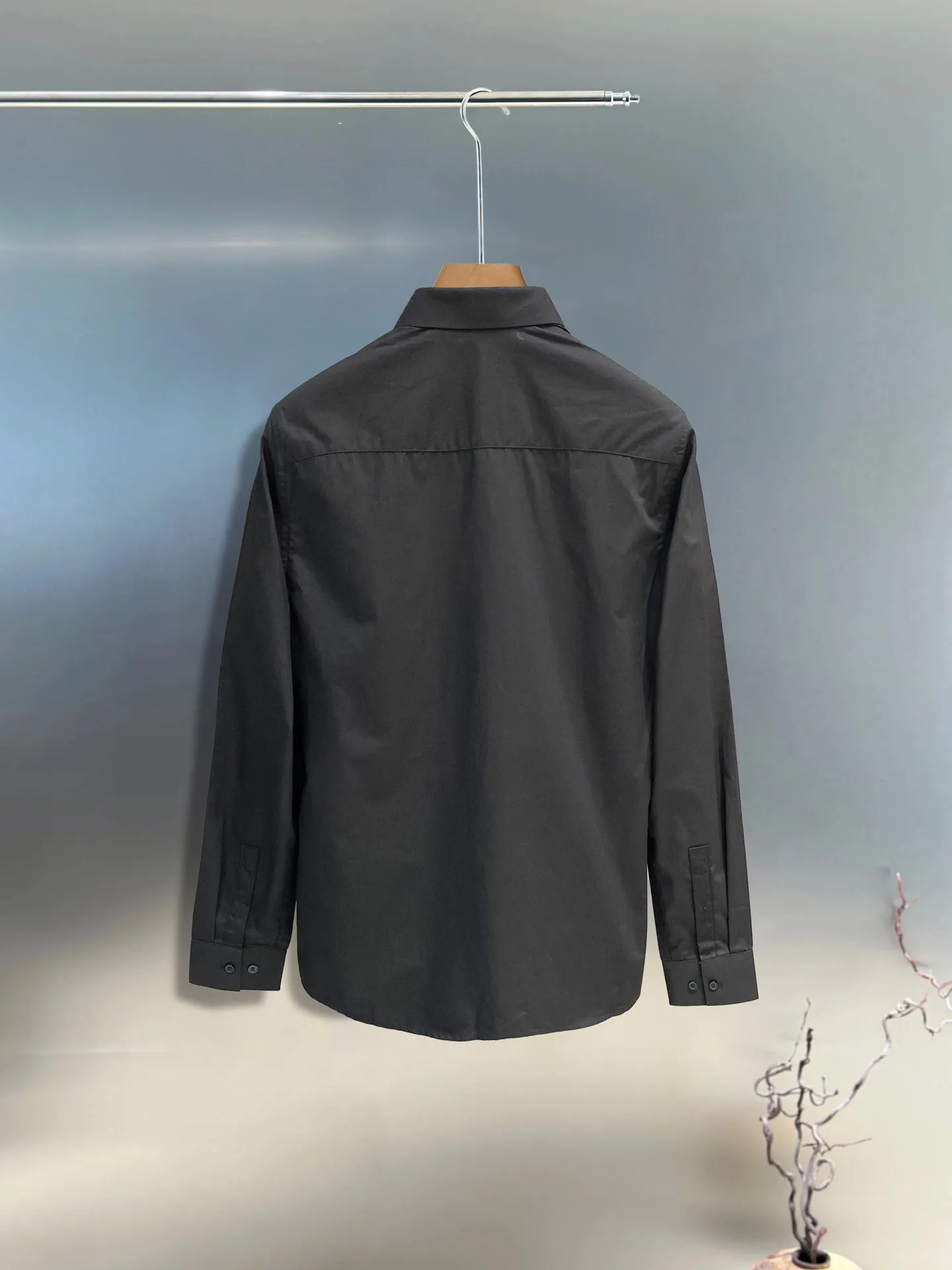 【GUCCI  公式旗艦店】グッチ  シャツ ご好評に付き再入荷  250222