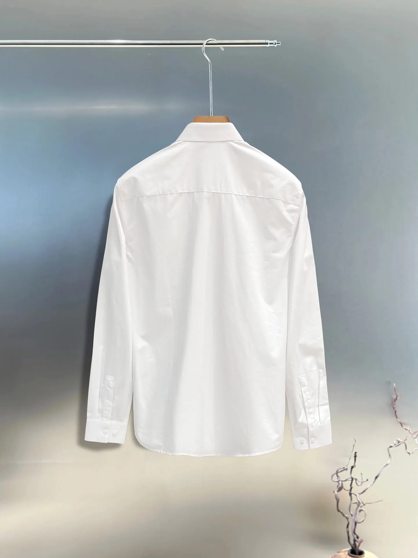 【GUCCI  公式旗艦店】グッチ  シャツ ご好評に付き再入荷  250222