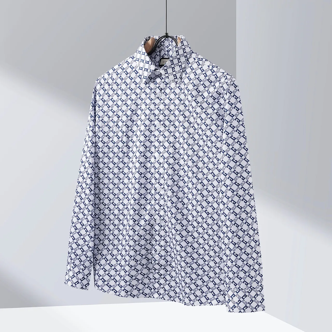 【GUCCI  公式旗艦店】グッチ  シャツ ご好評に付き再入荷  250222