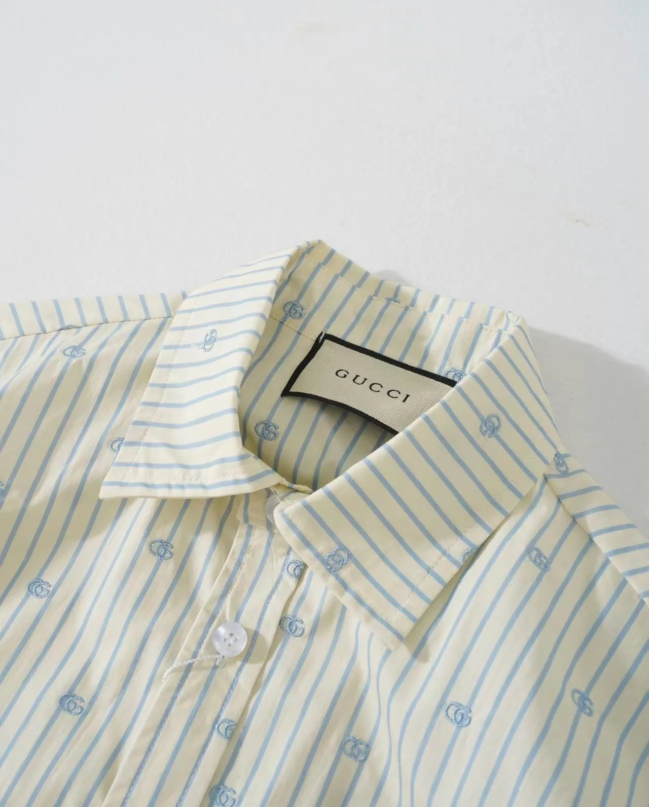 【GUCCI  公式旗艦店】グッチ  シャツ ご好評に付き再入荷  250222