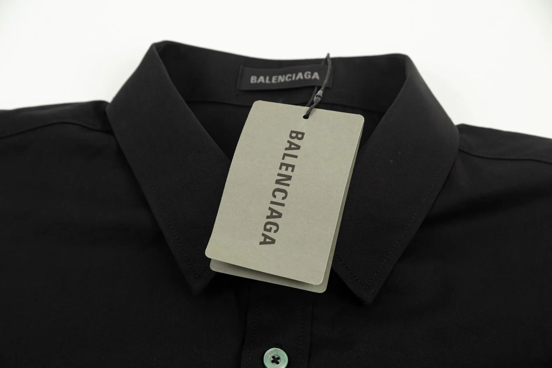 【BALENCIAGA  公式旗艦店】バレンシアガ  シャツ  ご好評に付き再入荷 240816