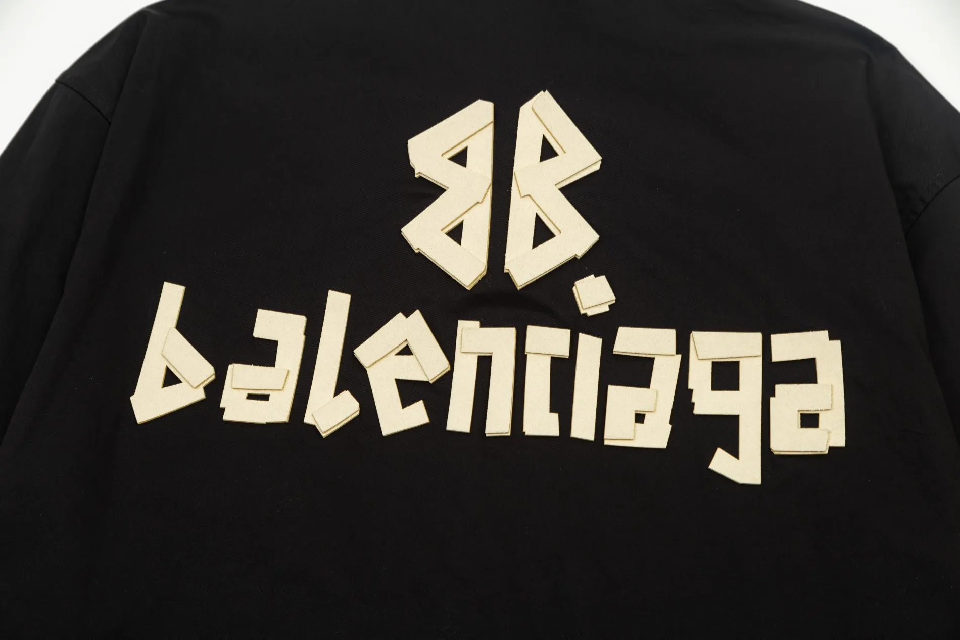 【BALENCIAGA 公式旗艦店】バレンシアガ  シャツ  ご好評に付き再入荷 240715