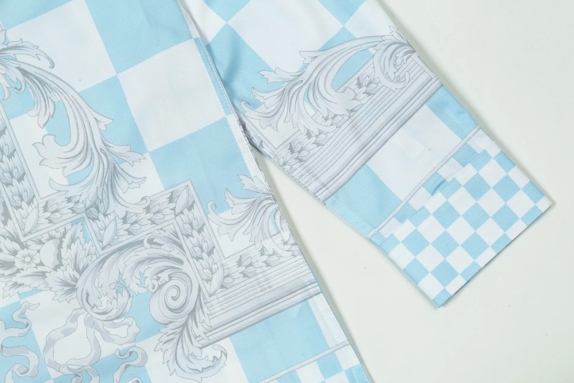 【VERSACE 公式旗艦店】ヴェルサーチ シャツ ご好評に付き再入荷 240716
