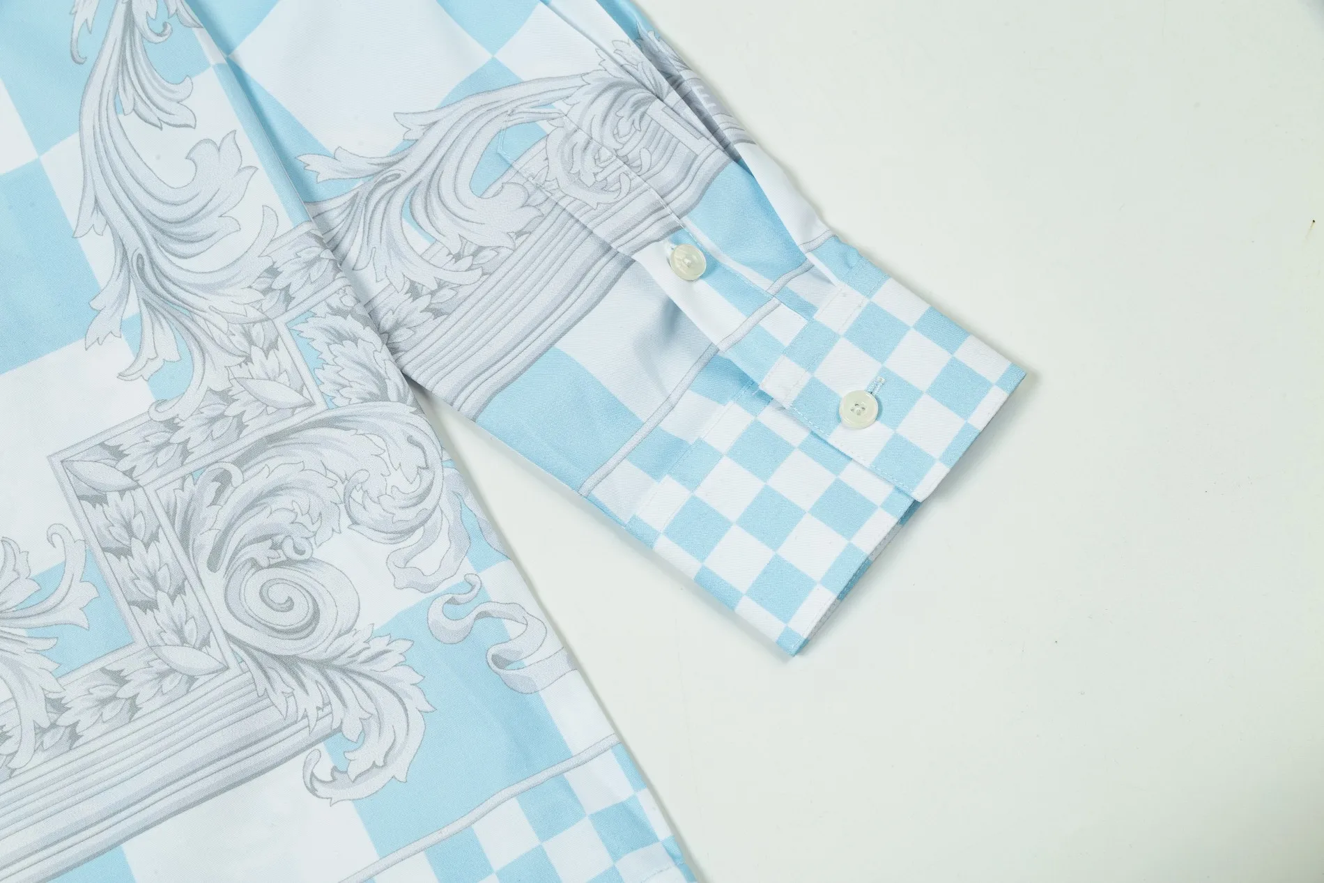 【VERSACE 公式旗艦店】ヴェルサーチ シャツ ご好評に付き再入荷 240716