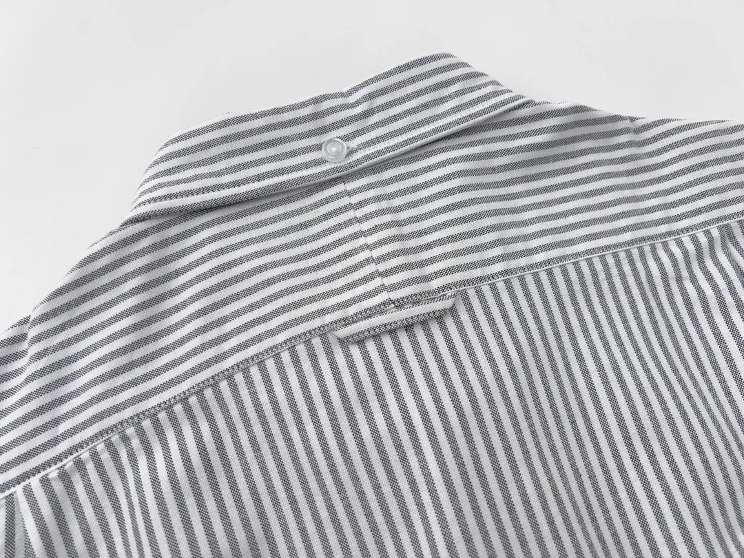 【ThomBrowne  公式旗艦店】トムブラウン   シャツ ご好評に付き再入荷  250221
