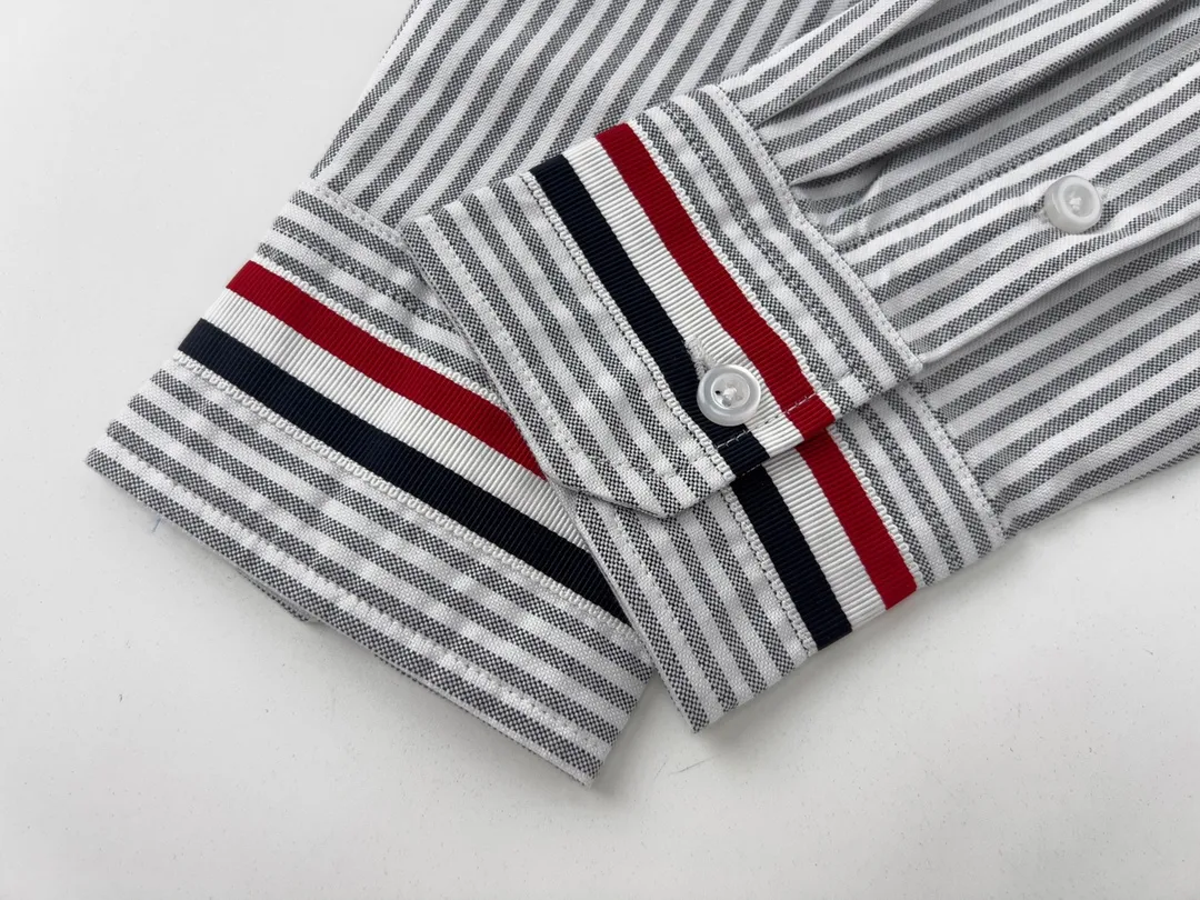 【ThomBrowne  公式旗艦店】トムブラウン   シャツ ご好評に付き再入荷  250221