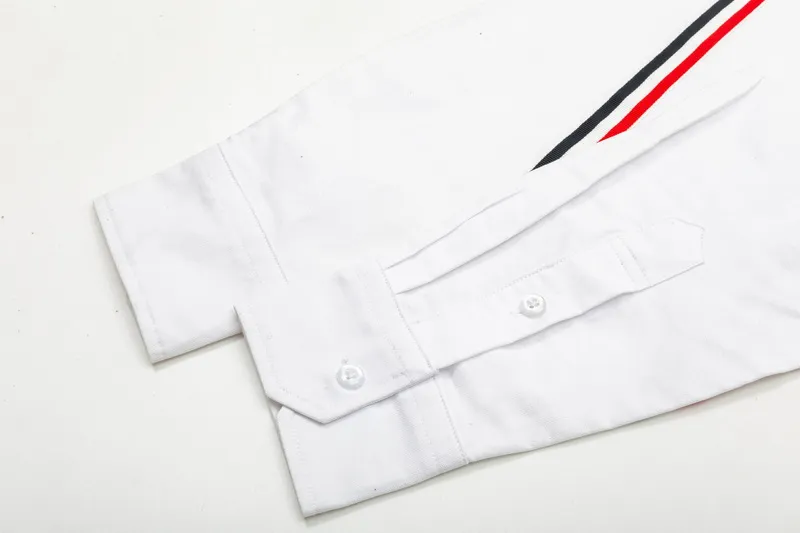【ThomBrowne  公式旗艦店】トムブラウン   シャツ ご好評に付き再入荷  250221