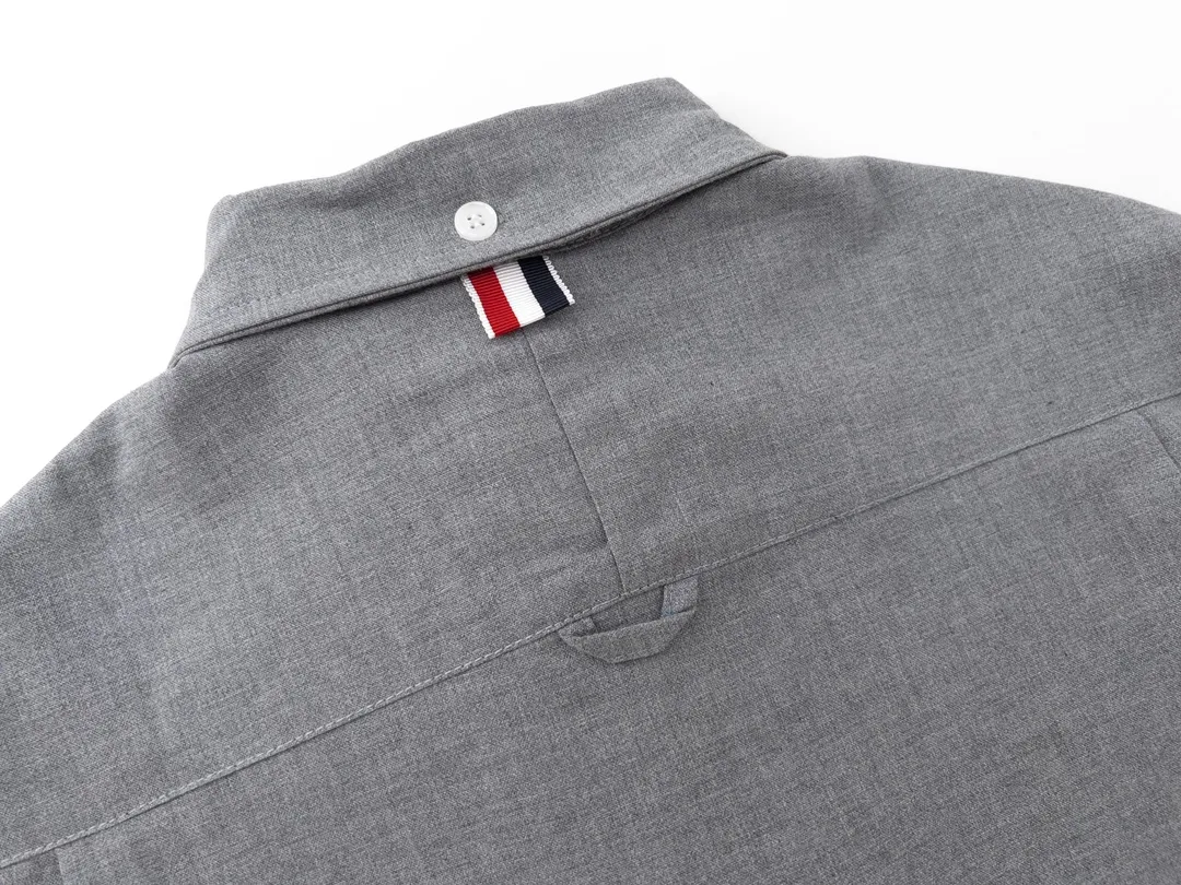 【ThomBrowne  公式旗艦店】トムブラウン   シャツ ご好評に付き再入荷  250221