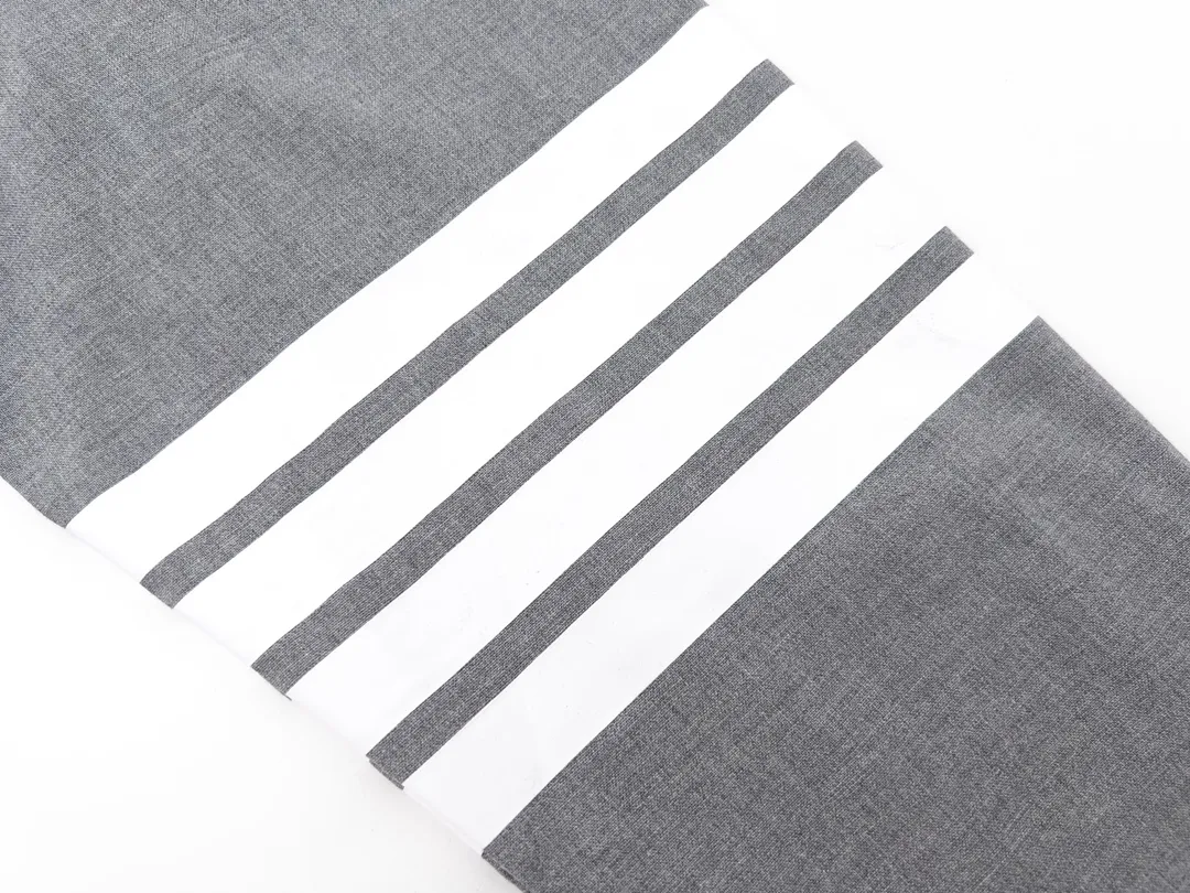 【ThomBrowne  公式旗艦店】トムブラウン   シャツ ご好評に付き再入荷  250221