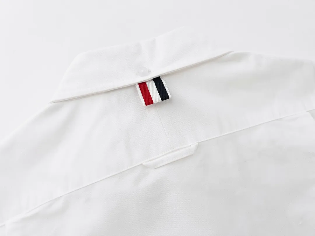 【ThomBrowne  公式旗艦店】トムブラウン   シャツ ご好評に付き再入荷  250221
