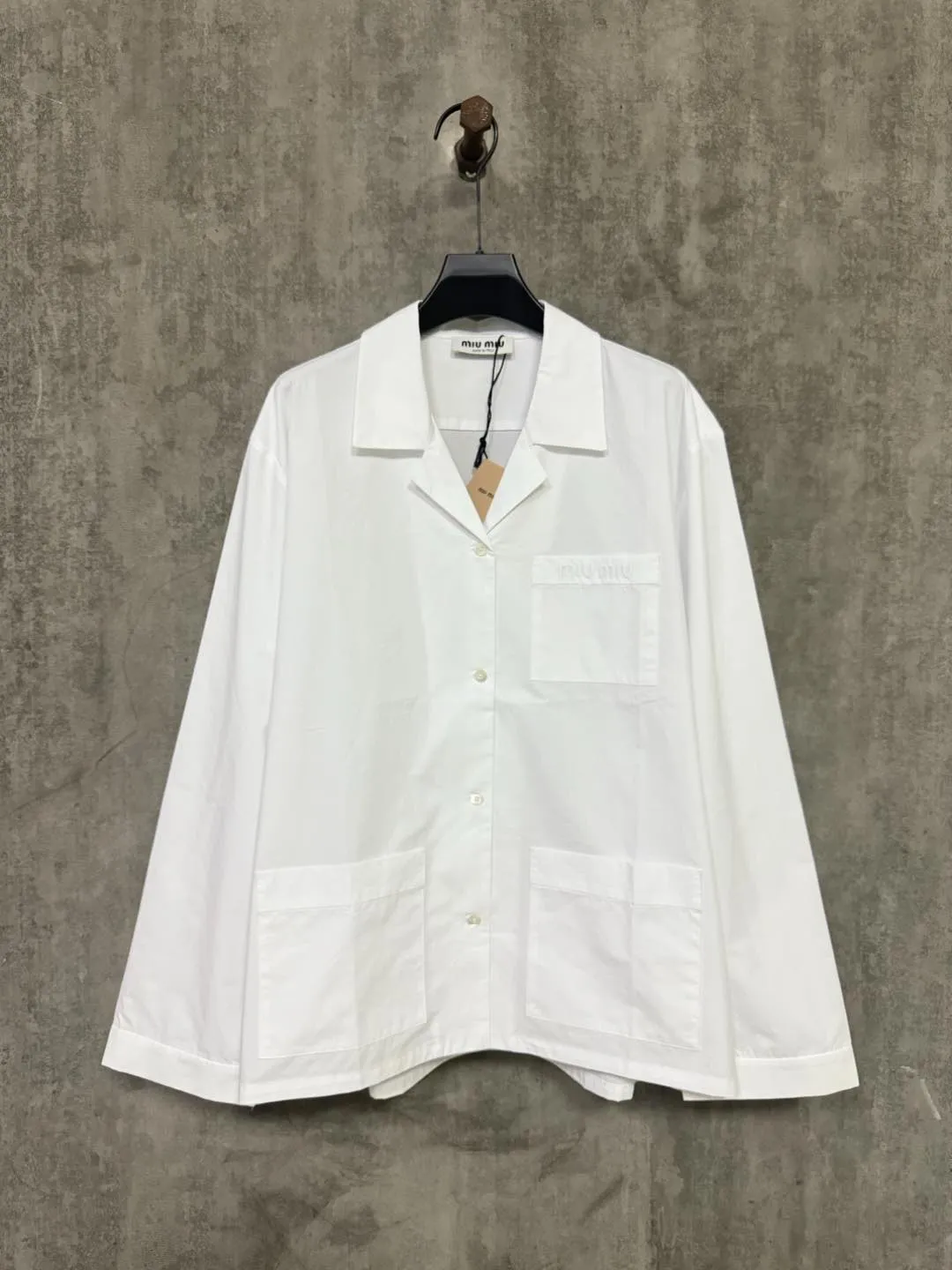 【Miumiu公式旗艦店】ミュウミュウ  シャツ ご好評に付き再入荷  250219